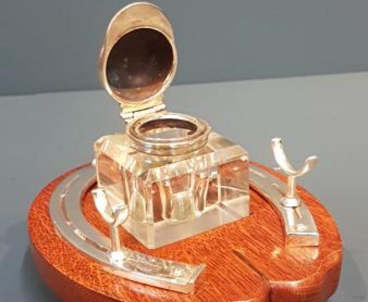 Victorian Oak Horse Racing Themed Pen & Inkstand - Image 5