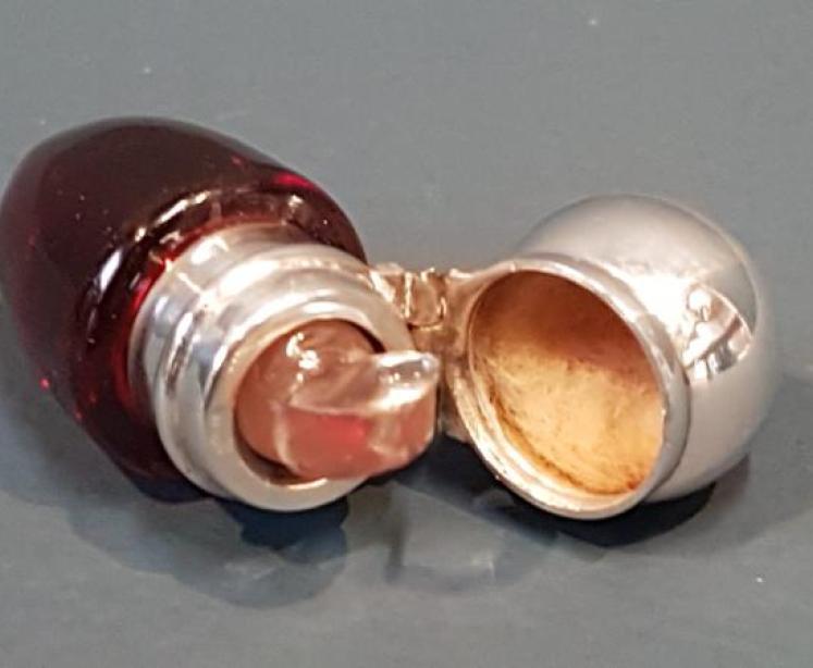 Victorian Cranberry and Silver Pocket Scent Bottle - Image 4