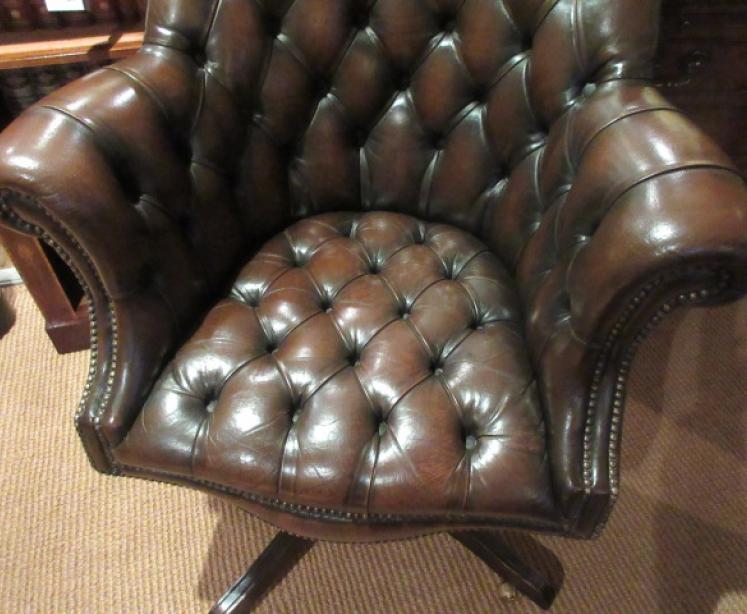 Superb 1930's Leather Buttoned Swivel Desk Chair - Image 2
