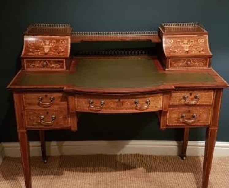 Fine Quality Victorian Rosewood Carlton House Desk - Image 1
