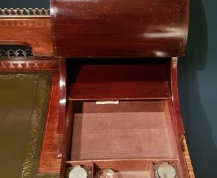 Fine Quality Victorian Rosewood Carlton House Desk - Image 4