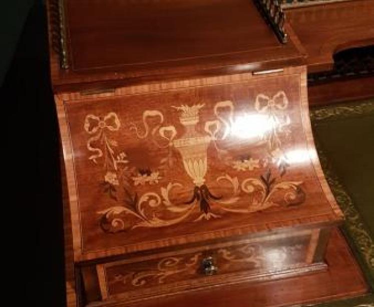 Fine Quality Victorian Rosewood Carlton House Desk - Image 6