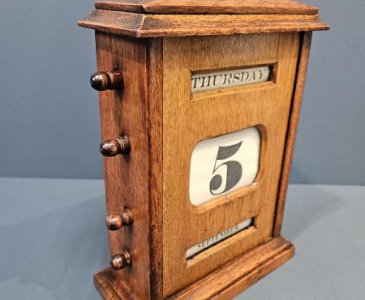 Large Late Victorian Golden Oak Perpetual Desk Calendar - Image 5