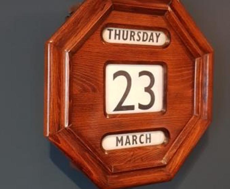 Immaculate Edwardian Oak Perpetual Wall Calendar  - Image 7