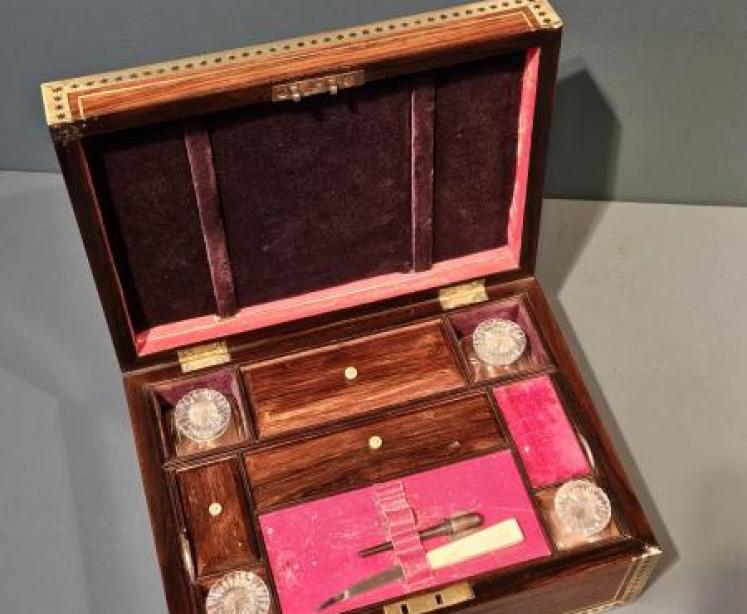 Early Victorian Rosewood and Brass Inlaid Travelling Box - Image 4