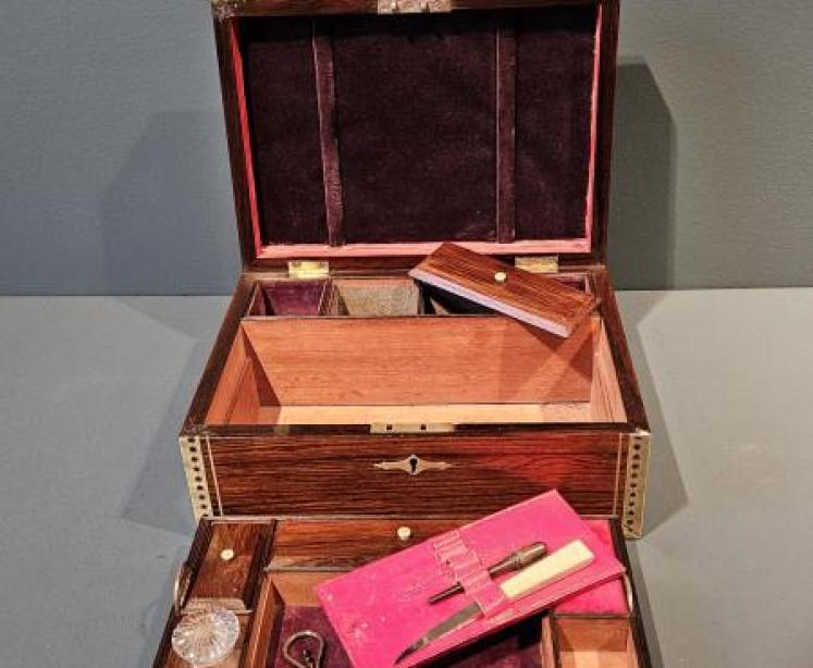 Early Victorian Rosewood and Brass Inlaid Travelling Box - Image 5