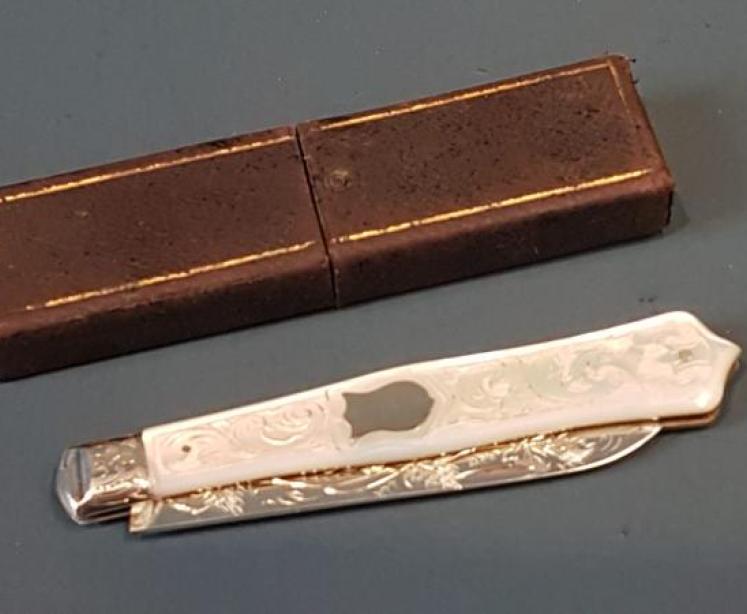 Immaculate Silver and Mother of Pearl Fruit Knife  - Image 4