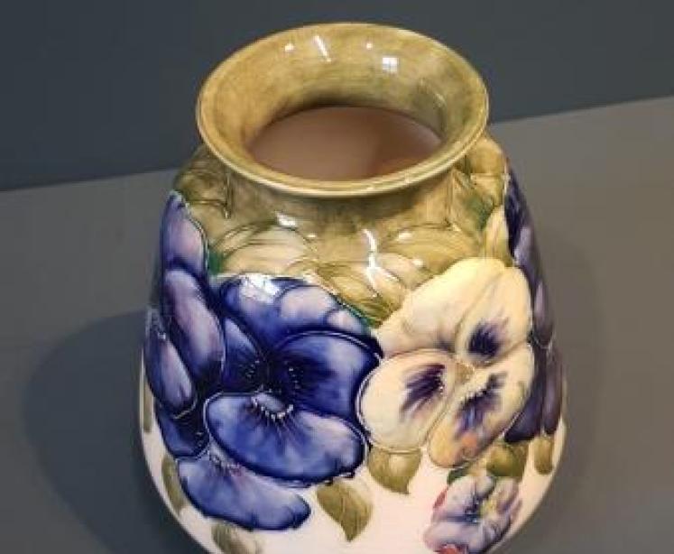 Superb Macintyre Moorcroft Pansy on White Vase - Image 5