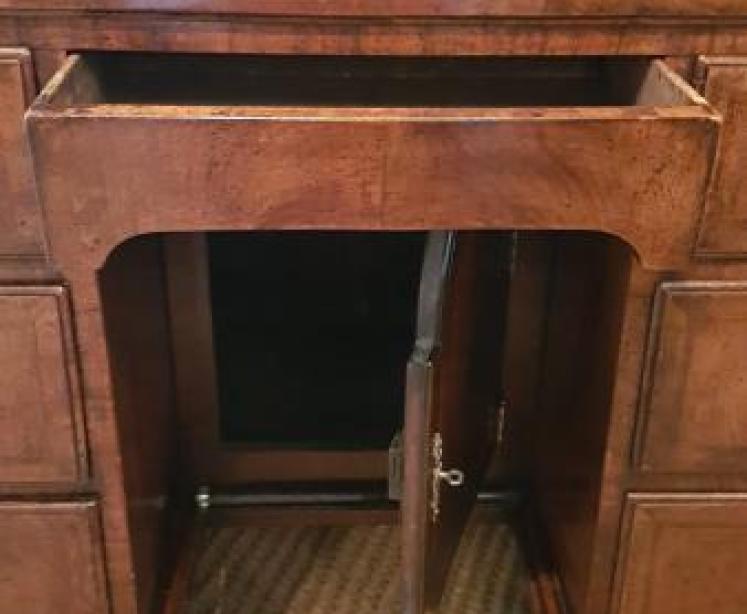 George III Walnut Kneehole Desk - Image 5