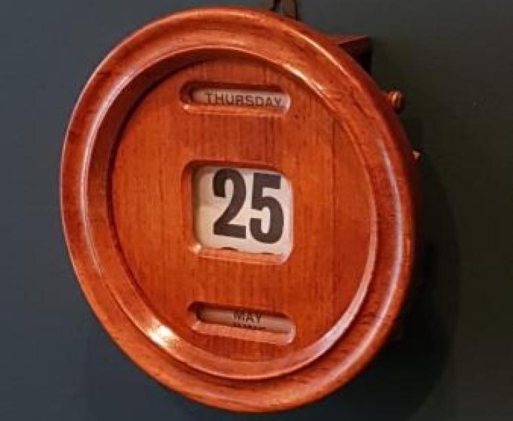 Edwardian Oak Perpetual Wall Calendar - Image 2