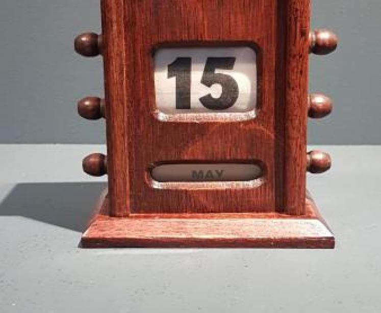 Edwardian Oak Perpetual Desk Calendar - Image 1