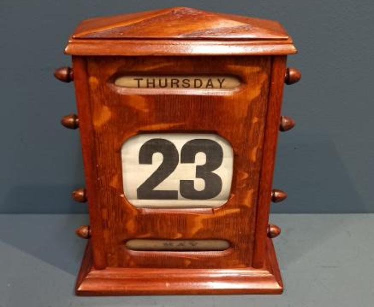 Edwardian Figured Oak Perpetual Desk Calendar - Image 7