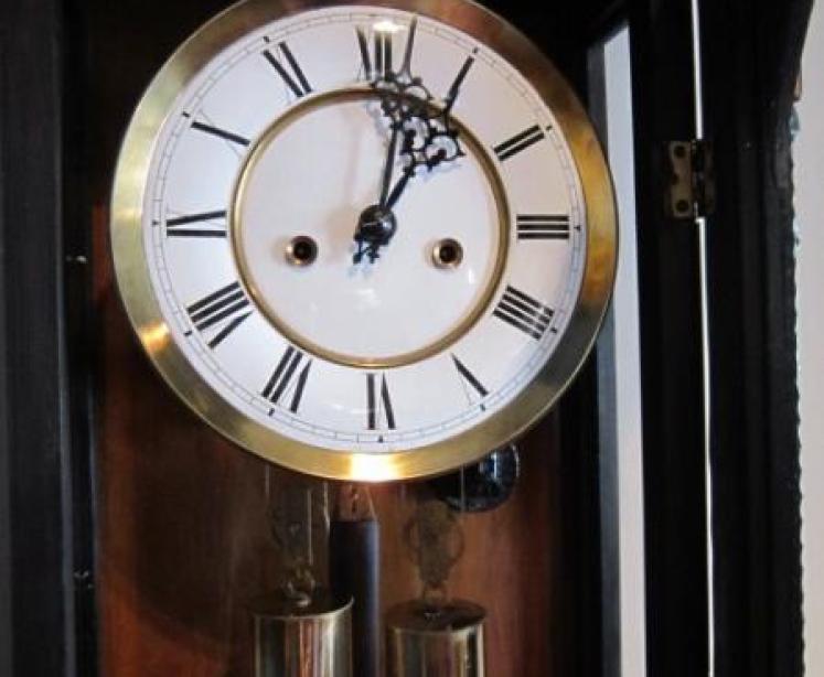 Slim Victorian Weighted Vienna Wallclock - Image 3