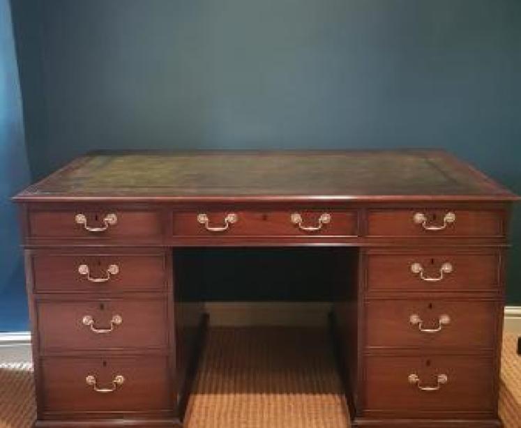 Superb Mahogany Pedestal Desk - Image 2