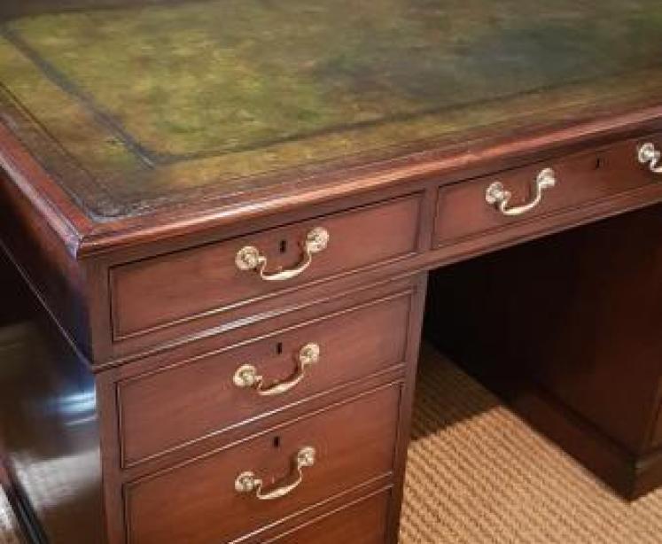 Superb Mahogany Pedestal Desk - Image 4