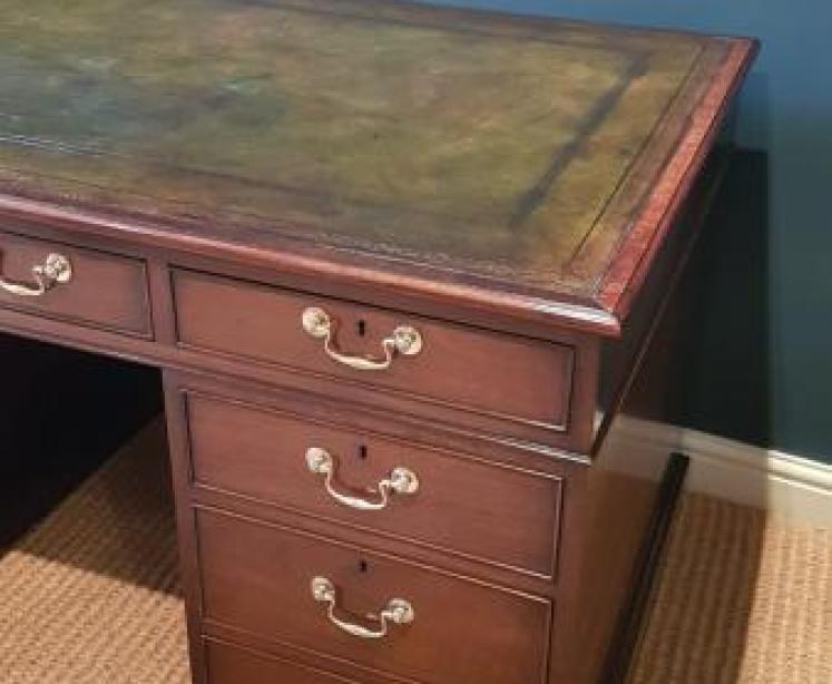 Superb Mahogany Pedestal Desk - Image 7