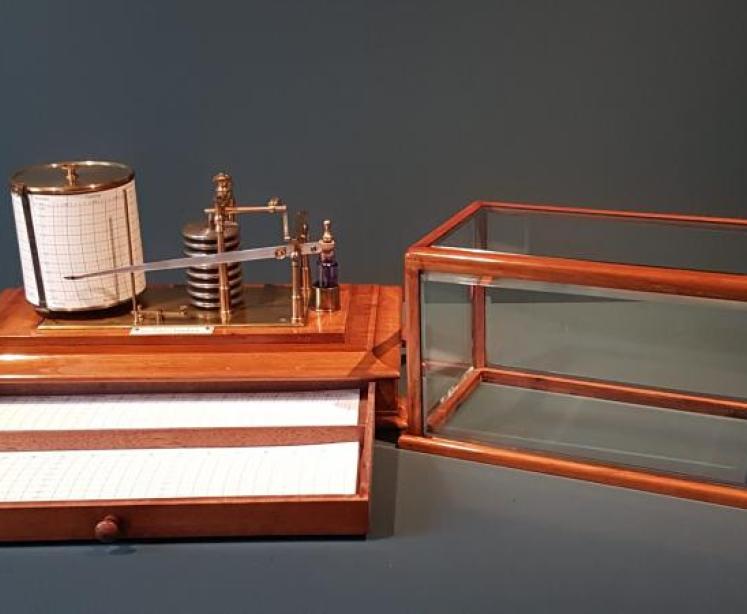 Superior Quality Victorian Walnut Barograph by Beck - Image 2