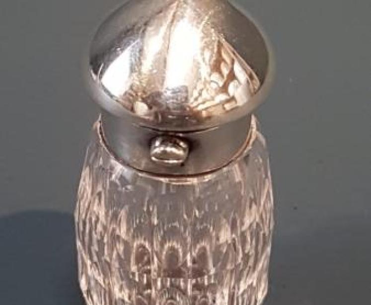 Small Victorian Cut Crystal and Silver Scent Bottle - Image 2