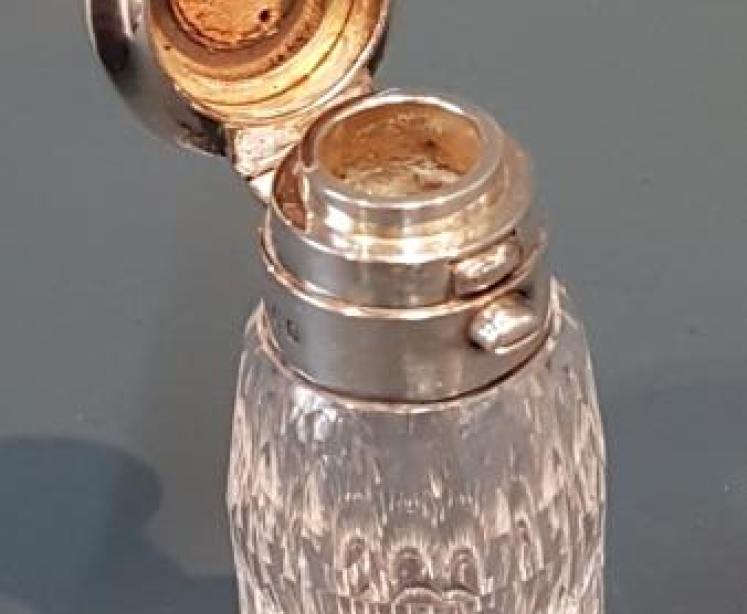 Small Victorian Cut Crystal and Silver Scent Bottle - Image 4