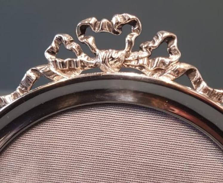 Victorian Silver Ribbon Crest Photo Frame - Image 3