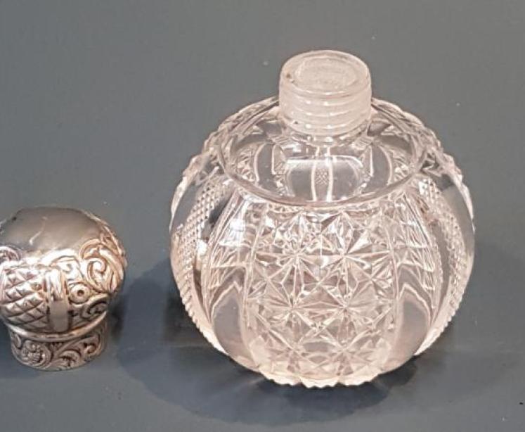 Victorian Silver Topped Cut Crystal Scent Bottle  - Image 3