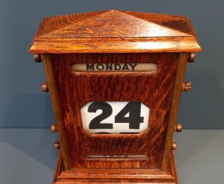 Large Edwardian Oak Perpetual Desk Calendar - Image 3
