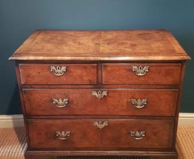 Georgian Walnut Chest of drawers  - Image 1
