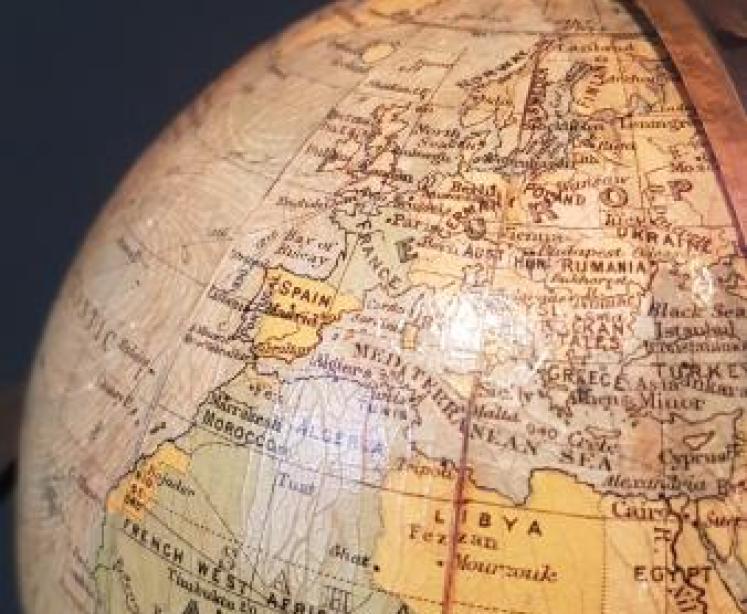 1930's Philips 6" Globe in Revolving Gimbal - Image 3