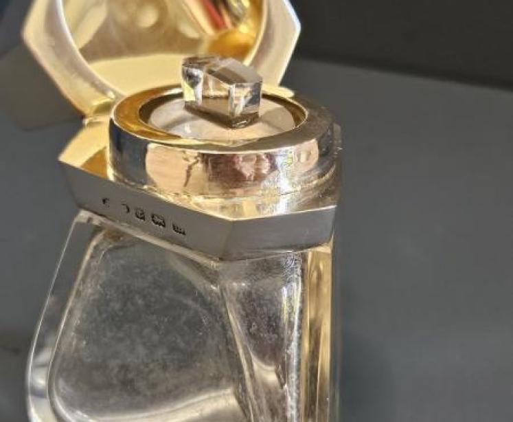 Triangular Silver Top Scent Bottle - Image 4