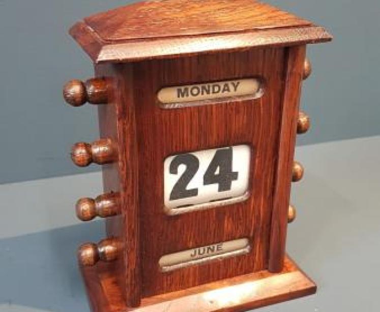 Edwardian Oak Perpetual Desk Calendar - Image 6