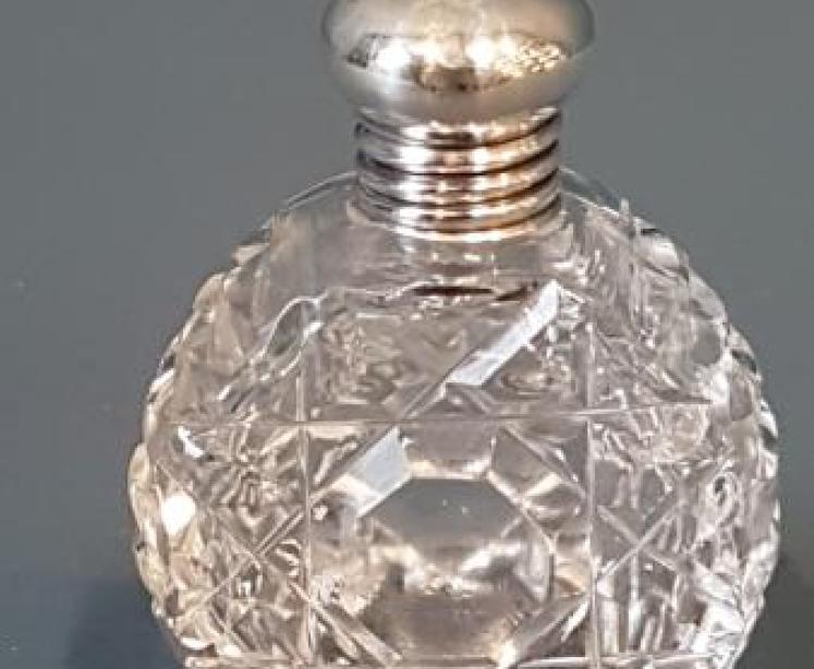 Small Victorian Silver and Cut Crystal Scent Bottle  - Image 1