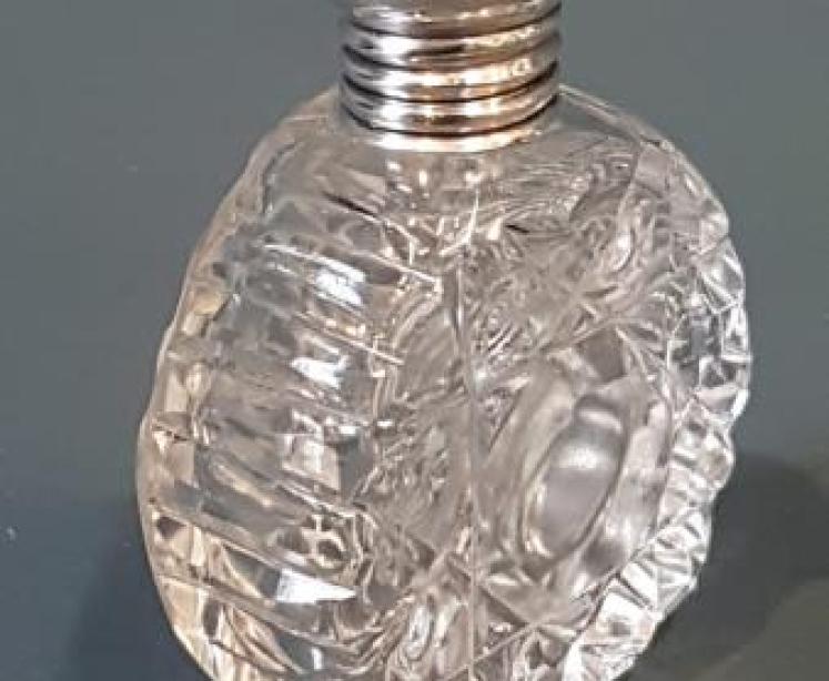 Small Victorian Silver and Cut Crystal Scent Bottle  - Image 2