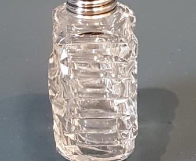 Small Victorian Silver and Cut Crystal Scent Bottle  - Image 3