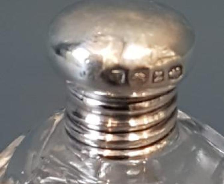 Small Victorian Silver and Cut Crystal Scent Bottle  - Image 4