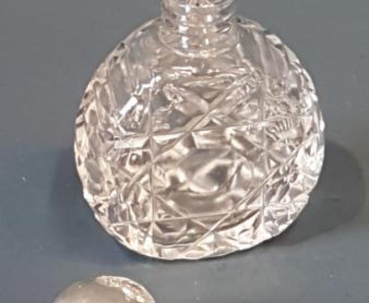 Small Victorian Silver and Cut Crystal Scent Bottle  - Image 5