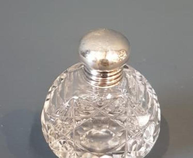 Small Victorian Silver and Cut Crystal Scent Bottle  - Image 6