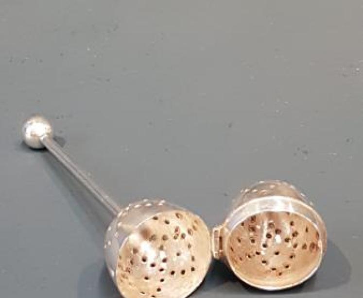 Edwardian Cast Silver Tea Infuser - Image 3