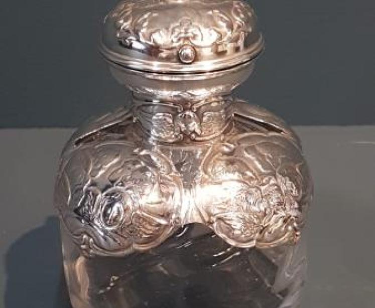 Outstanding Quality Scent Bottle by William Comyns - Image 1