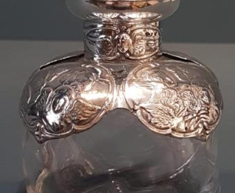 Outstanding Quality Scent Bottle by William Comyns - Image 3