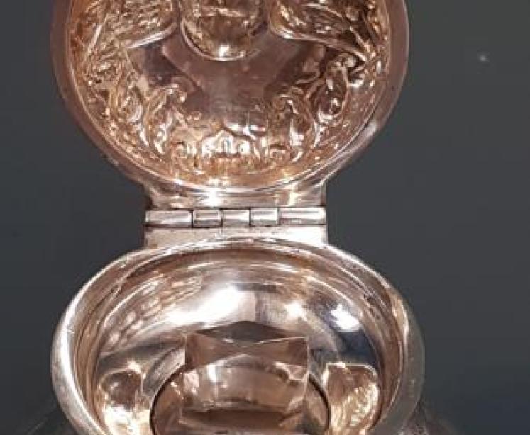 Outstanding Quality Scent Bottle by William Comyns - Image 4