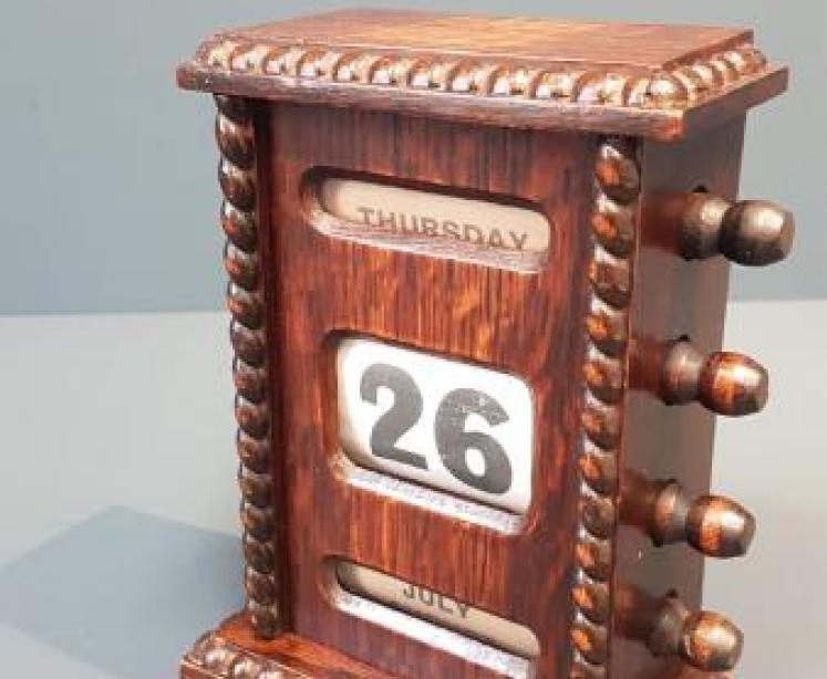 Edwardian Oak Perpetual Desk Calendar - Image 3
