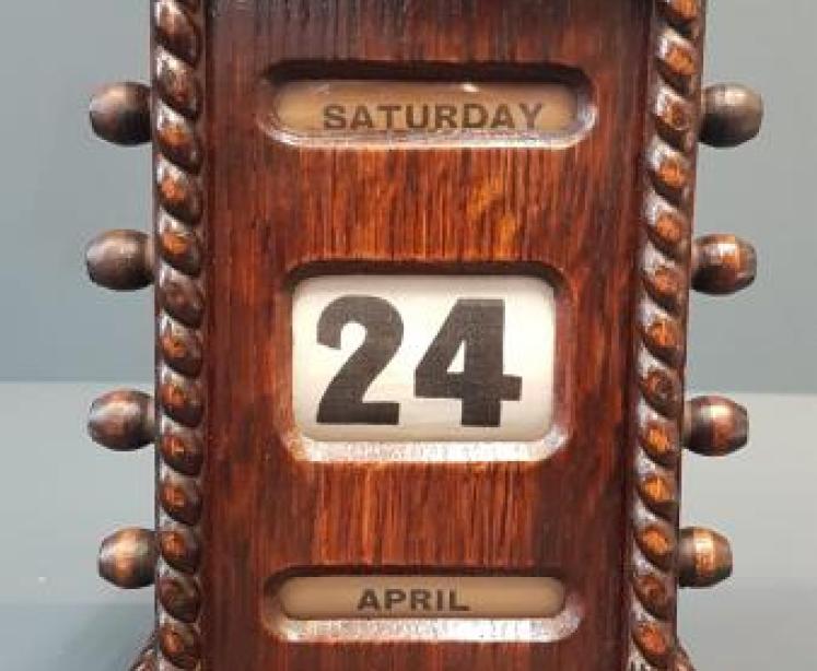Edwardian Oak Perpetual Desk Calendar - Image 5