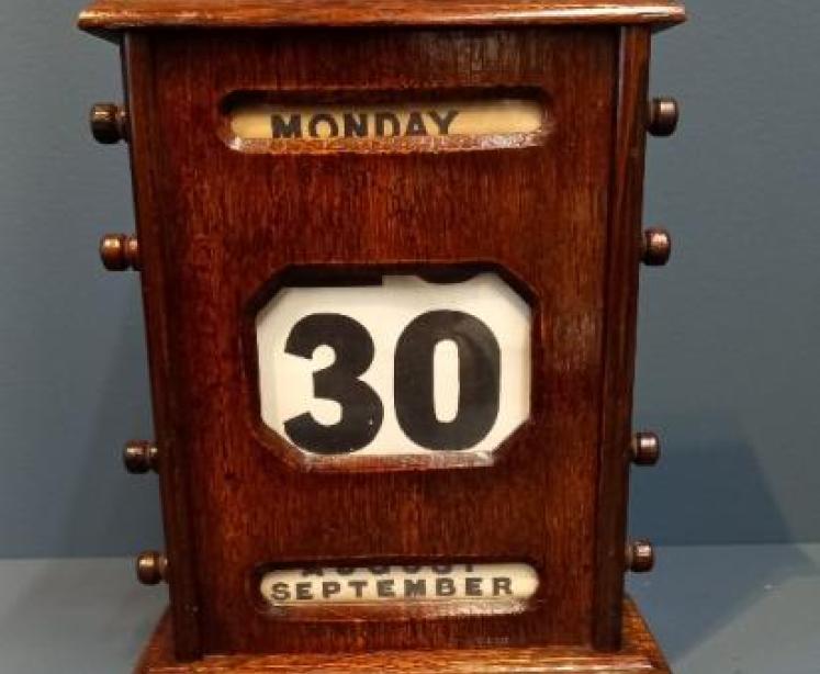 Edwardian Polished Oak Perpetual Desk Calendar - Image 1