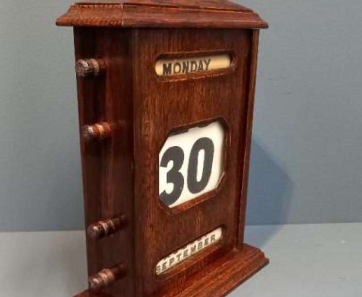 Edwardian Polished Oak Perpetual Desk Calendar - Image 2