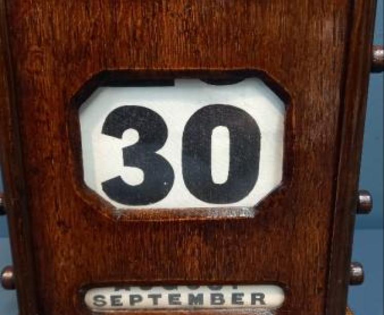 Edwardian Polished Oak Perpetual Desk Calendar - Image 3