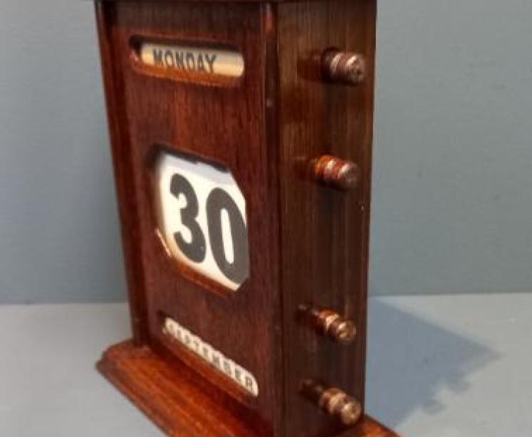 Edwardian Polished Oak Perpetual Desk Calendar - Image 6