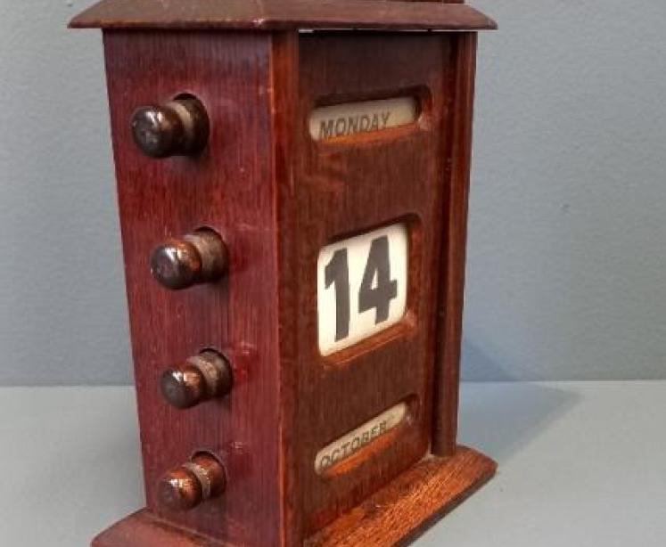 Edwardian Polished Oak Perpetual Desk Calendar - Image 2