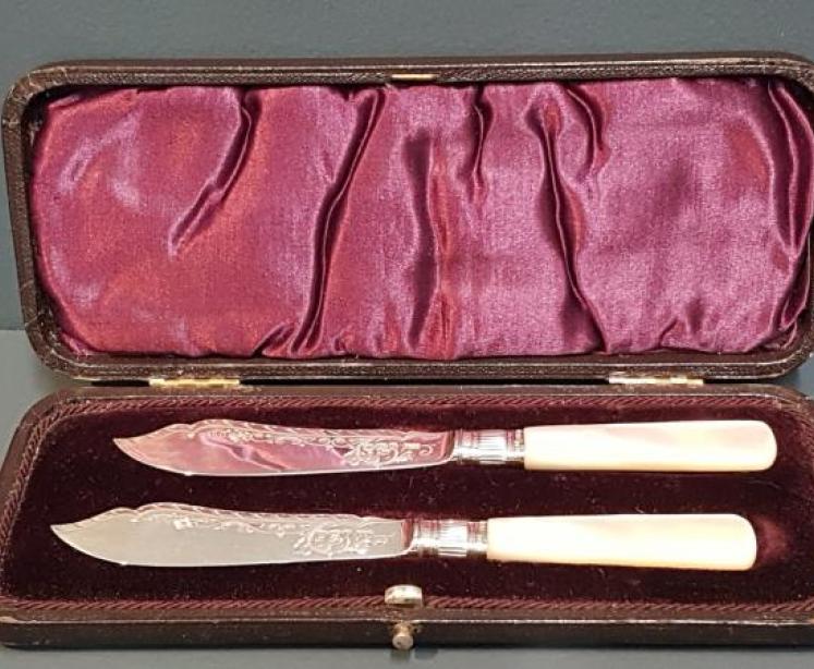 Pair of Edwardian Silver Butter Knives - Image 1