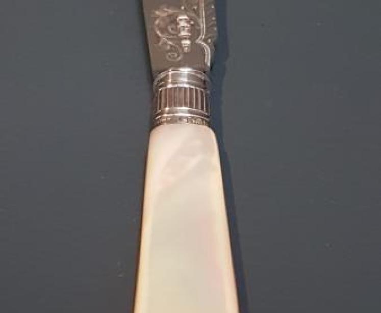 Pair of Edwardian Silver Butter Knives - Image 2