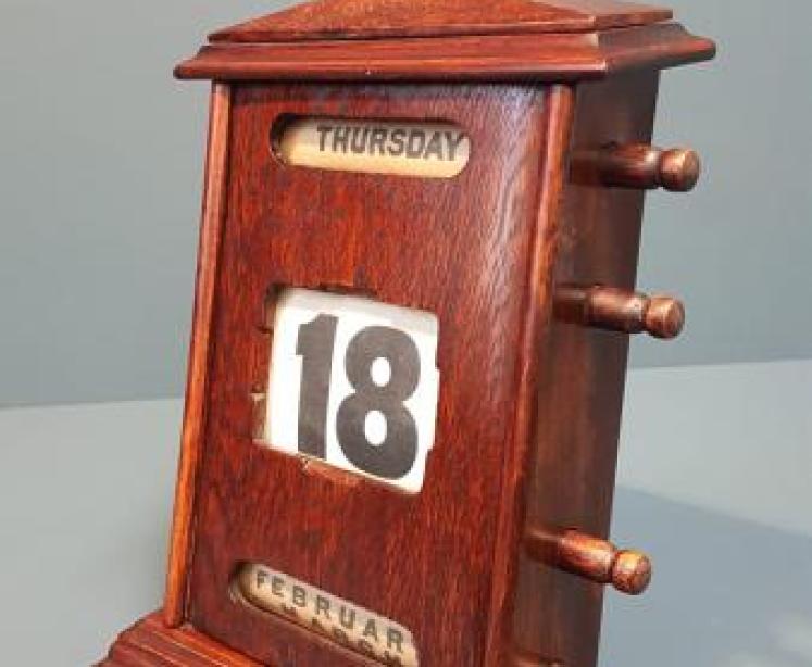 Large Victorian Reclined Perpetual Desk Calendar - Image 3